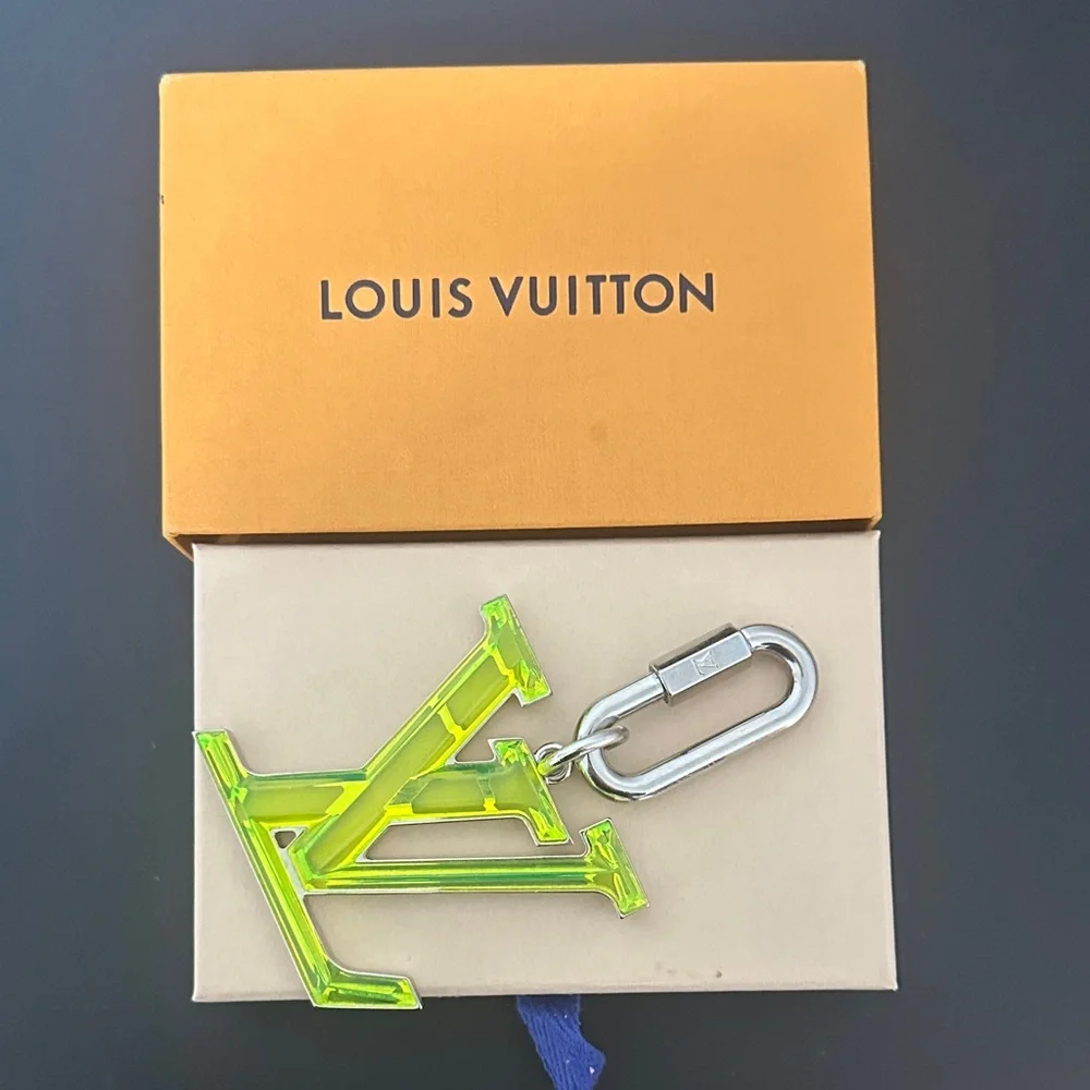 Louis Vuitton 💯% Authentic Neon Green Key Chain w Dustbag & Box. Excellent Con’d - Picture 2 of 10